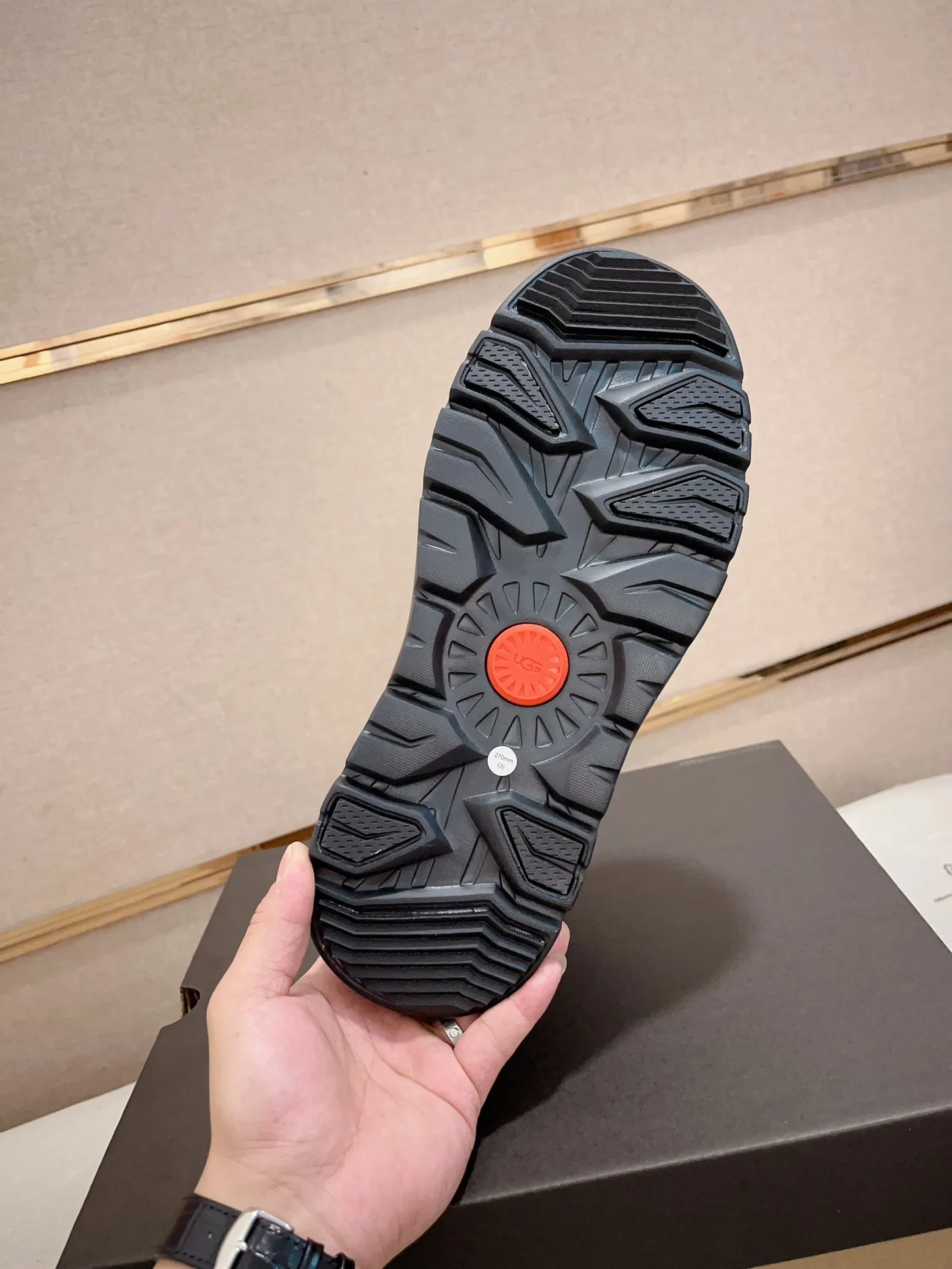 Men's shoes💰: 600💰(high-end goods) UGG❄️❄️Latest model 1:1⃣️quality, fabric: high-end quality first-layer cowhide imported from Europe. Lining: wool lining, sole: pure imported rubber foam outsole. ❤️High-end goods, fine workmanship, trendy and fashionable. The fit is very classy. If you know the goods, you will definitely not be able to refuse😍😍Code number: 41-45. Can be customized 46.47.